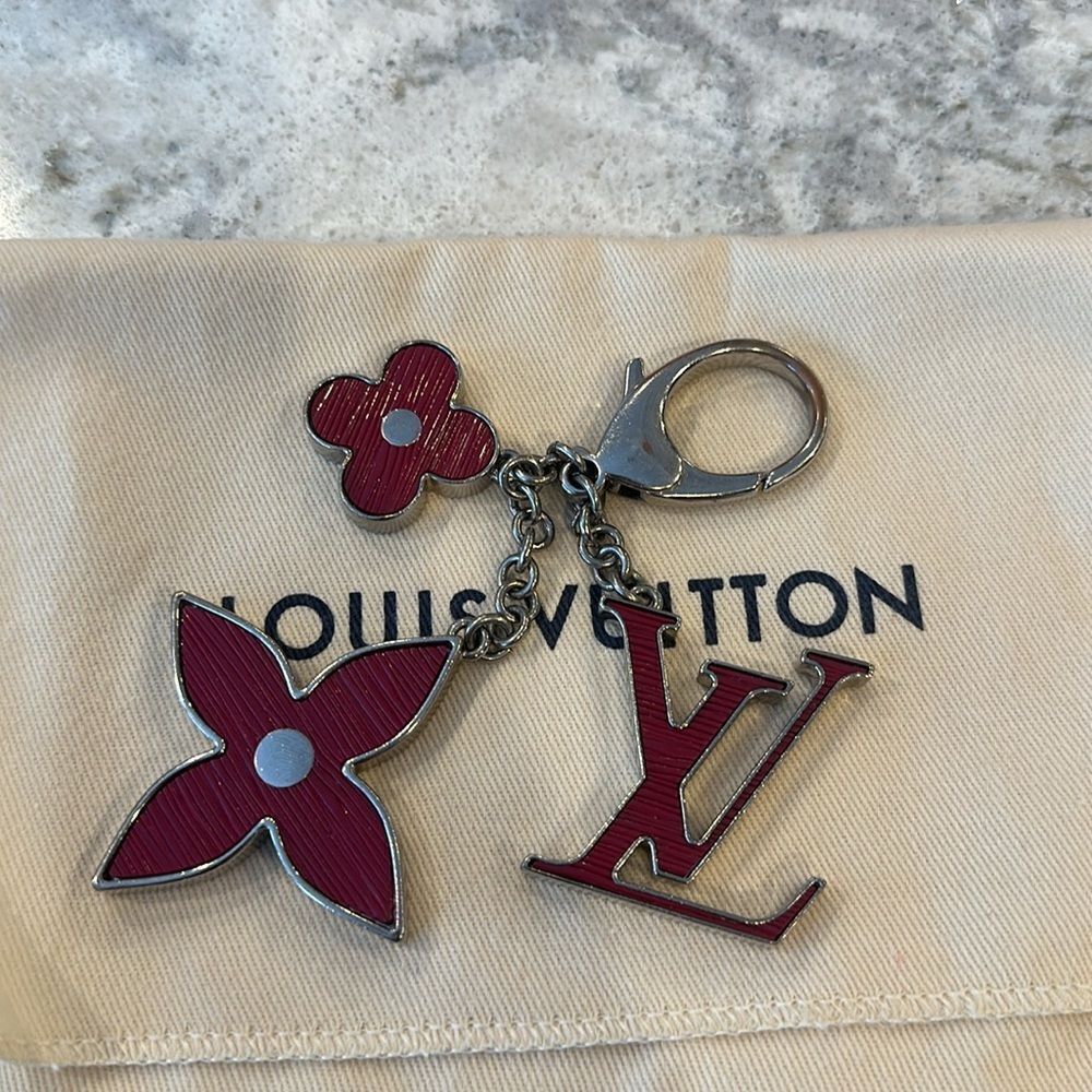 👜Louis Vuitton Fuchsia Fleur d’Epi Bag Charm
Comes with dust bag, box an…